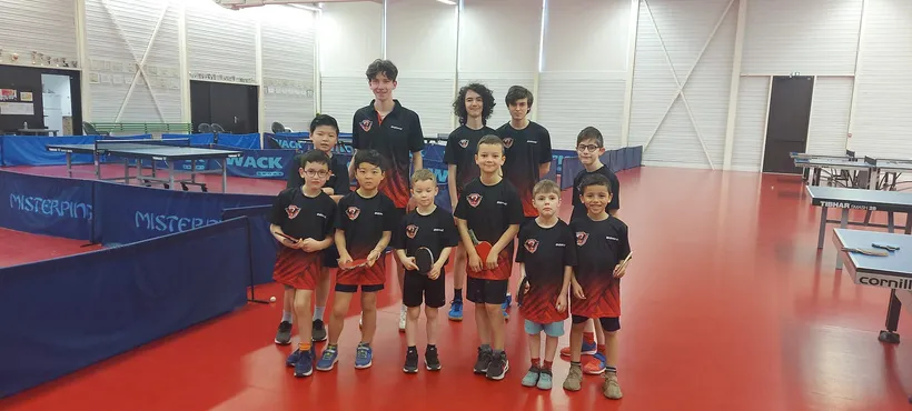 Les jeunes du club en maillot USM devant les tables